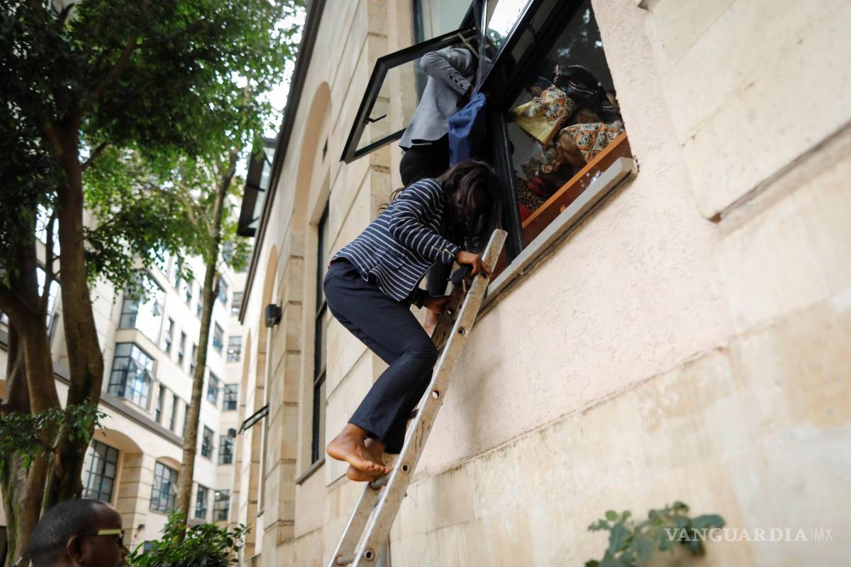 $!Turistas de un hotel en Nairobi corren por sus vidas tras ataque terrorista (fotogalería)