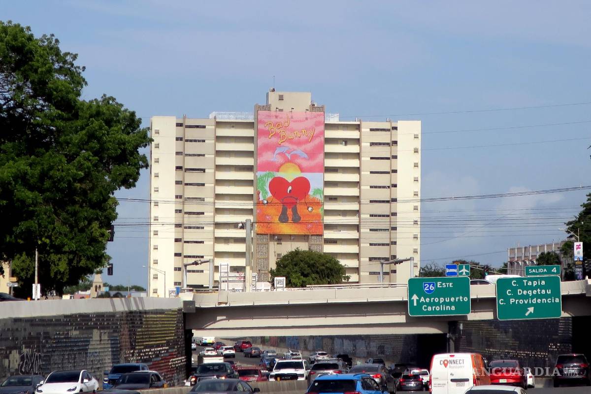 $!Vista de una valla publicitaria del más reciente disco de Bad Bunny, “Un Verano Sin Ti” en un edificio en San Juan, Puerto Rico.