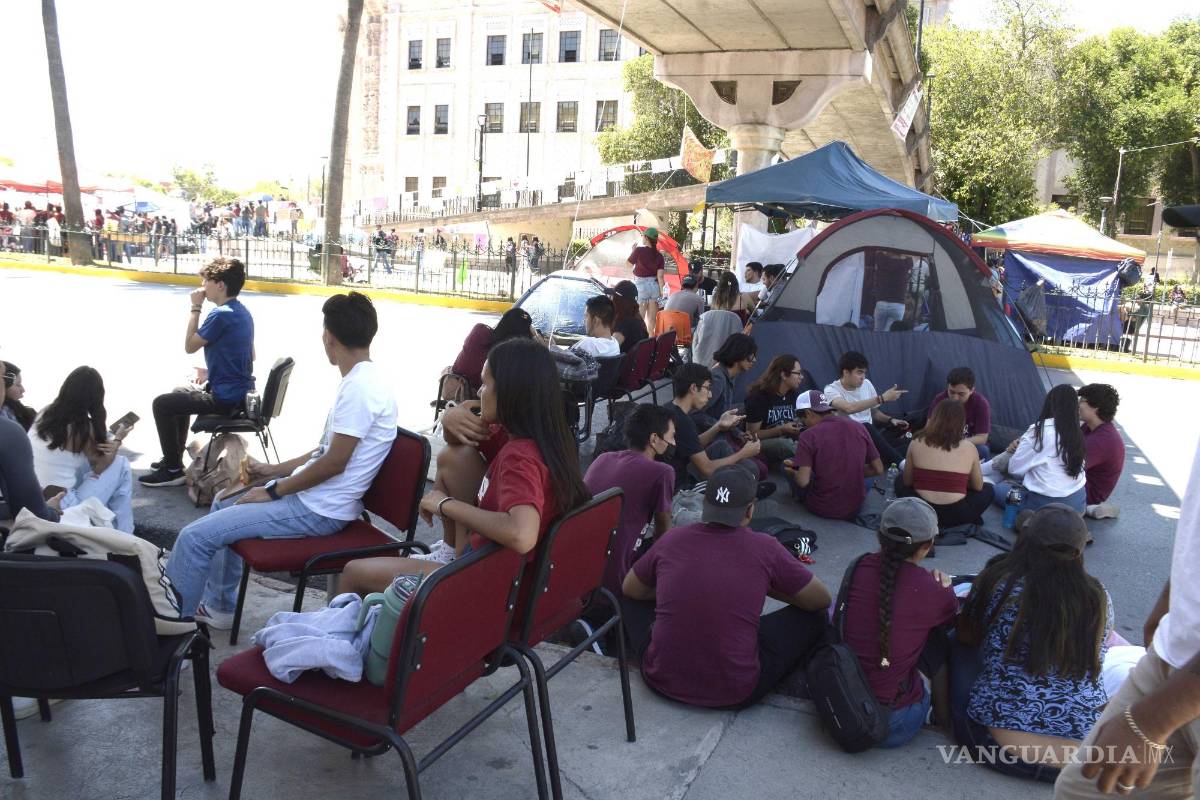 $!Los manifestantes mantienen bloqueado el V. Carranza.