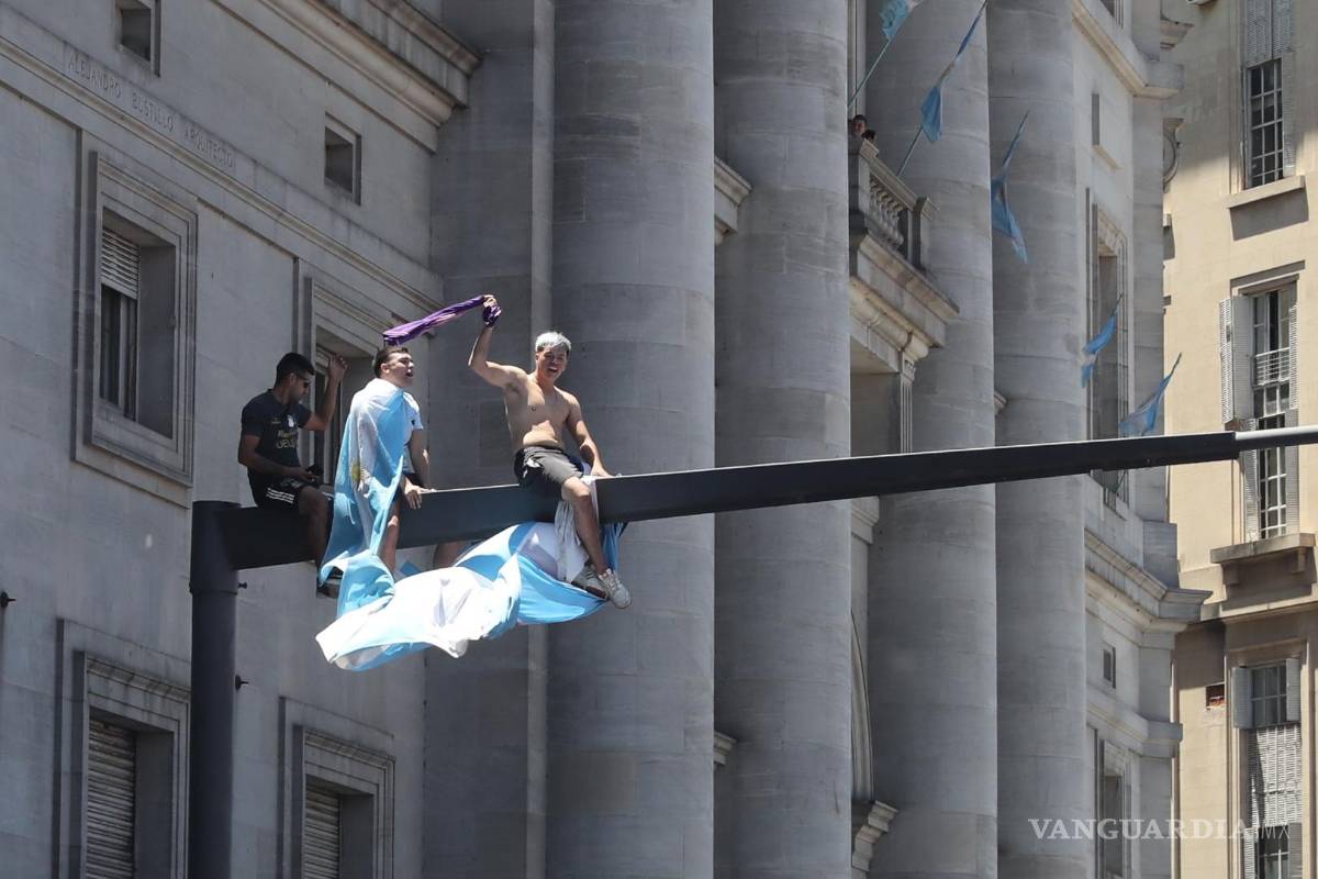 $!Hinchas de Argentina celebran la victoria de la selección argentina en el Mundial de Qatar 202, en los alrededores del Obelisco en Buenos Aires, Argentina.