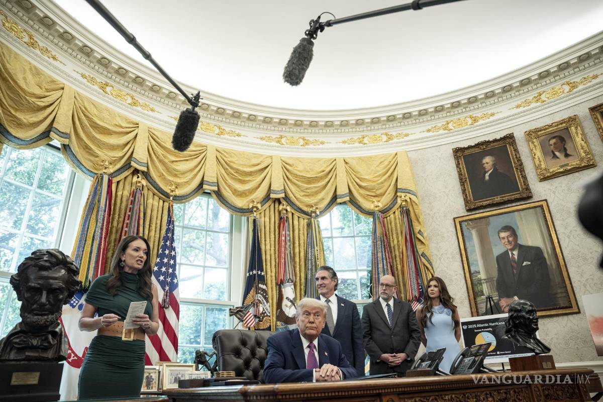 $!Como en El aprendiz, en el que Trump estaba flanqueado por un elenco de asesores, Trump cuenta con ayuda desde la barrera.