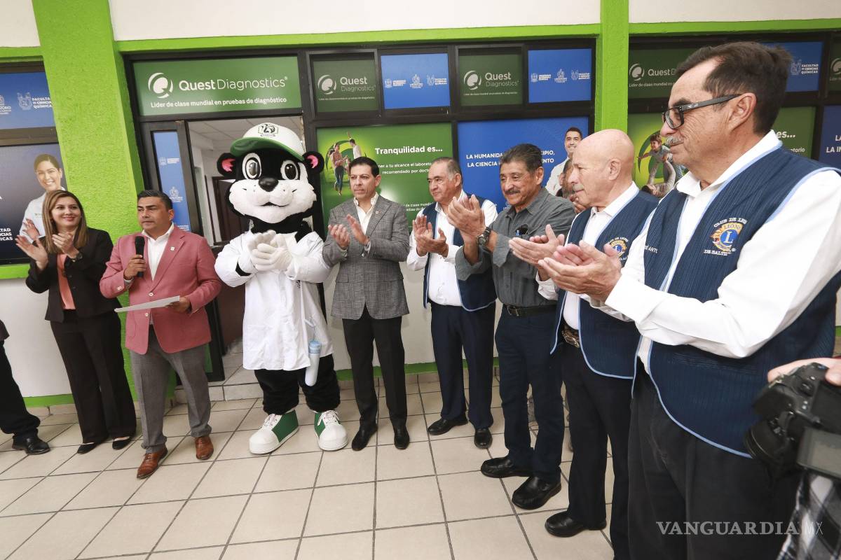 $!Autoridades de la UAdeC y representantes de Quest Diagnostics y el Club de Leones durante la inauguración del Laboratorio de Análisis Clínicos y Moleculares.