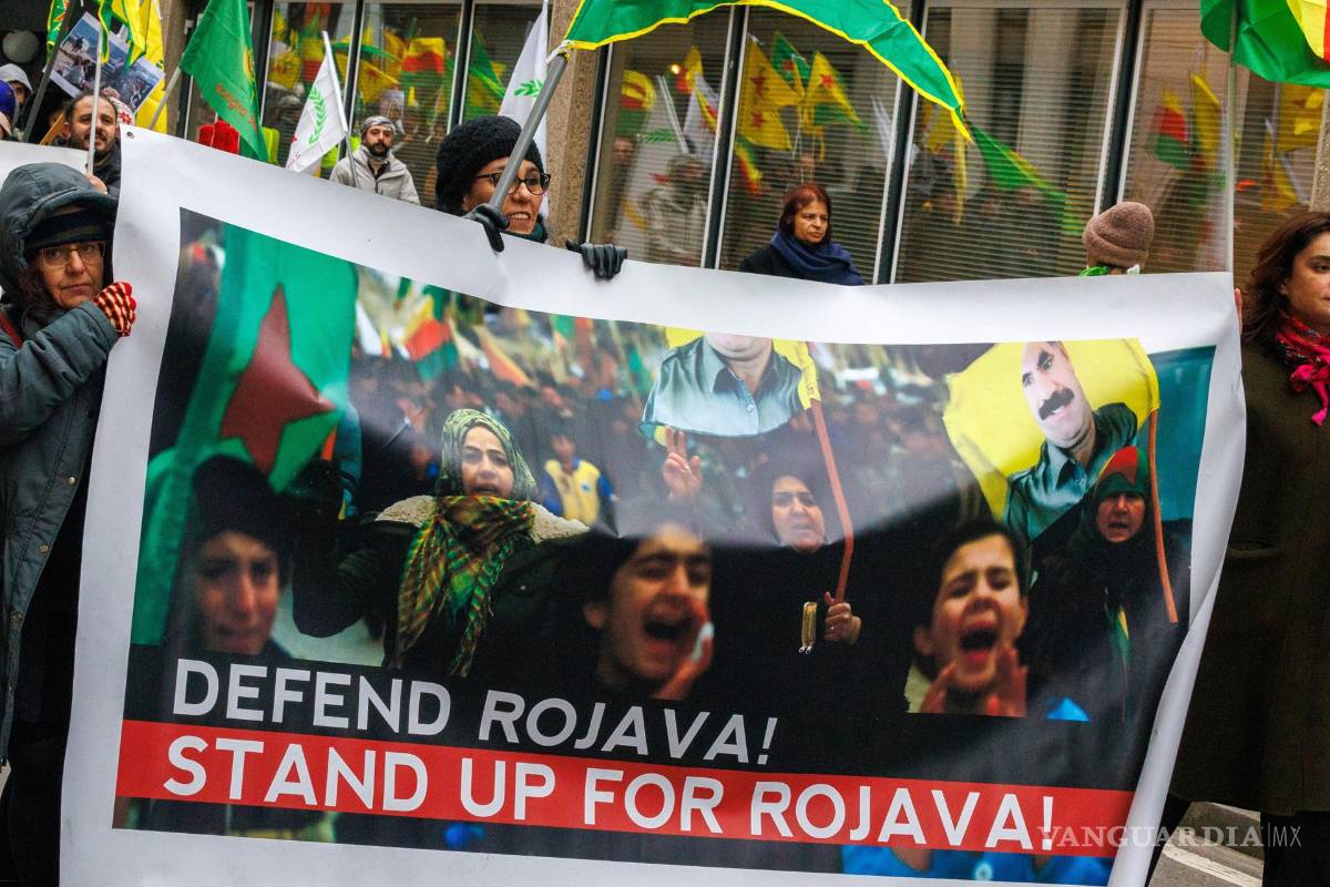 $!Los kurdos, aliados clave de EU en Siria, pierden terreno ante un nuevo gobierno. Los kurdos en protestan cerca del Parlamento Europeo en Bruselas.