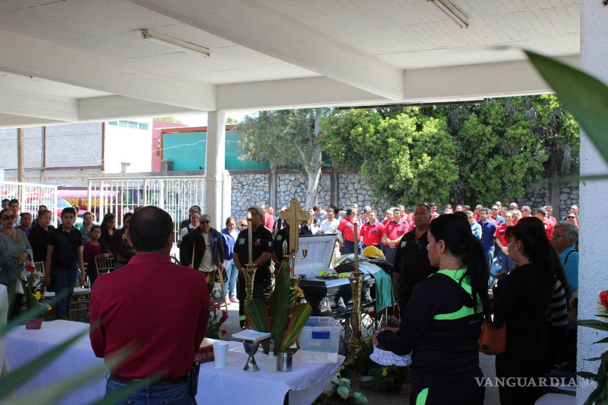 $!Despiden a bombero fallecido en Torreón