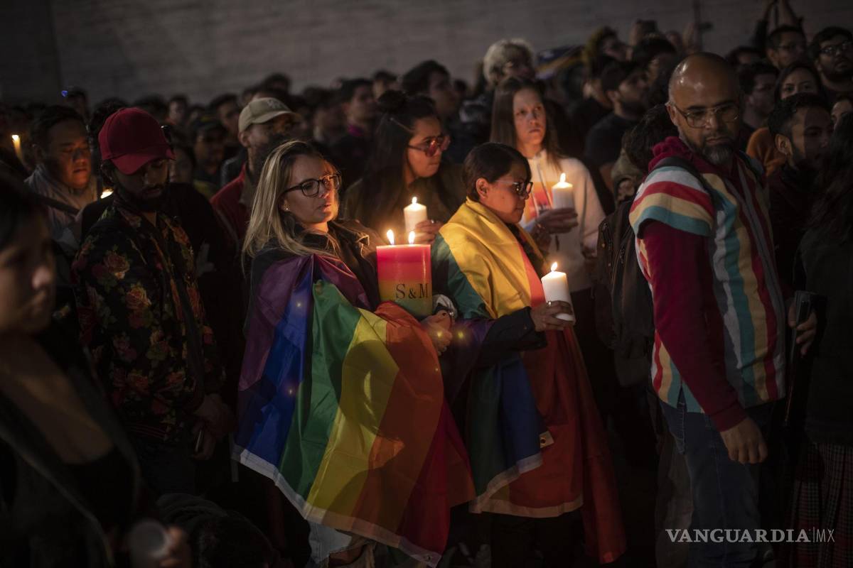 $!Activistas de la comunidad LGBT protestan con una vigilia para exigir justicia por el asesinato del Magistrade Jesús Ociel Baena en la Ciudad de México (México).