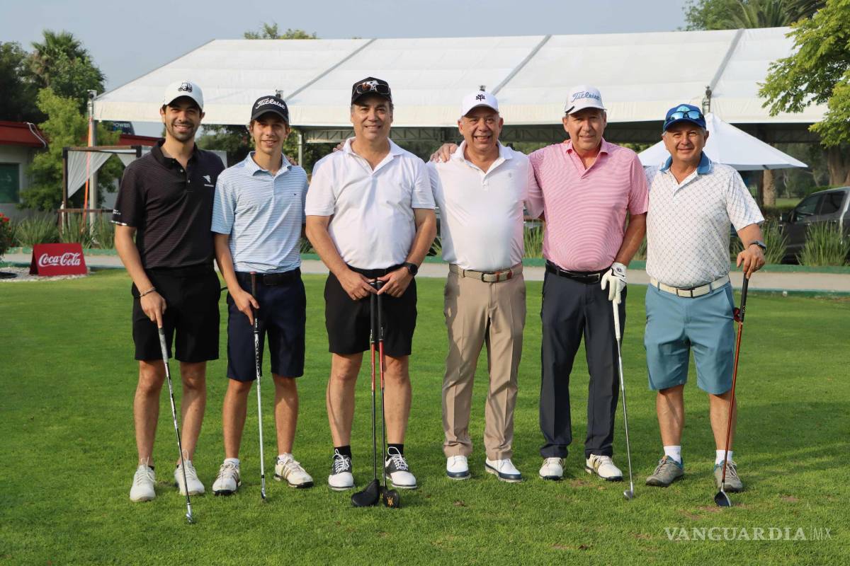 $!Golfistas listos en el Club Campestre de Saltillo para el escopetazo de salida del torneo rotario.