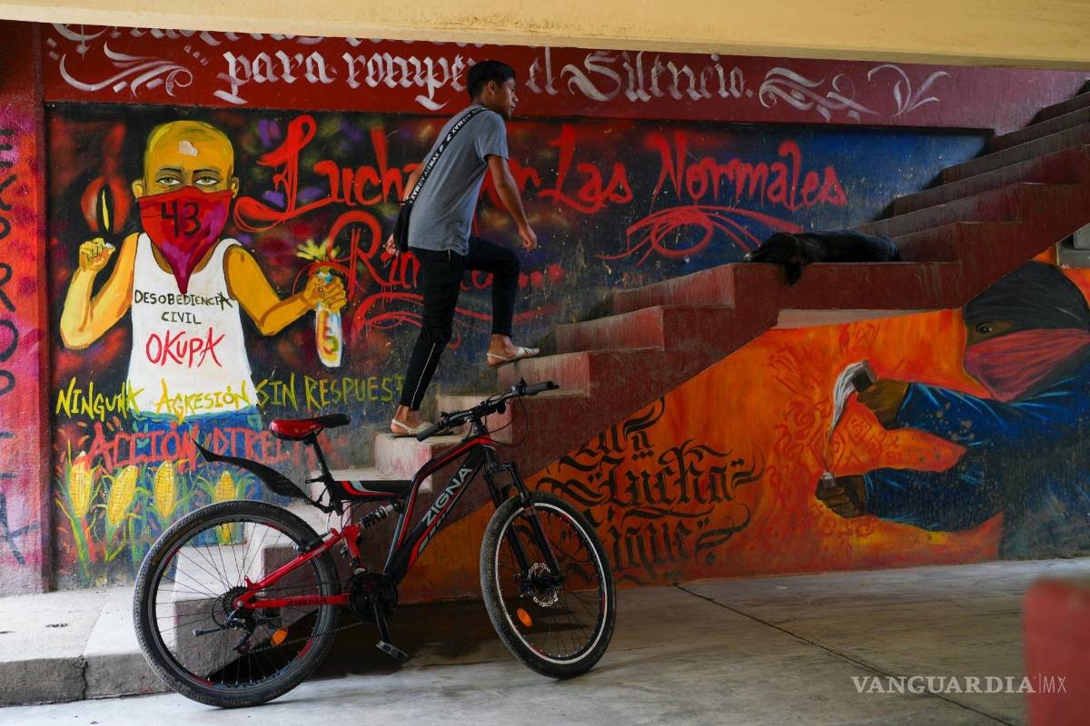 $!Grafitis y el número 34 decoran la zona de cuartos de la escuela Normal Rural Raúl Isidro Burgos, de la que procedían los 43 estudiantes desaparecidos hace 10 años.