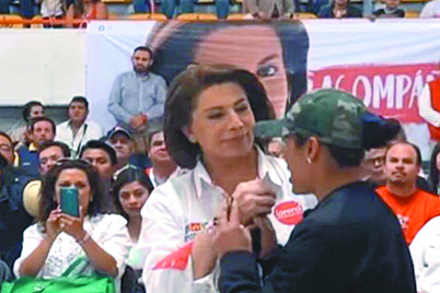 Candidata arrebata micrófono a militante