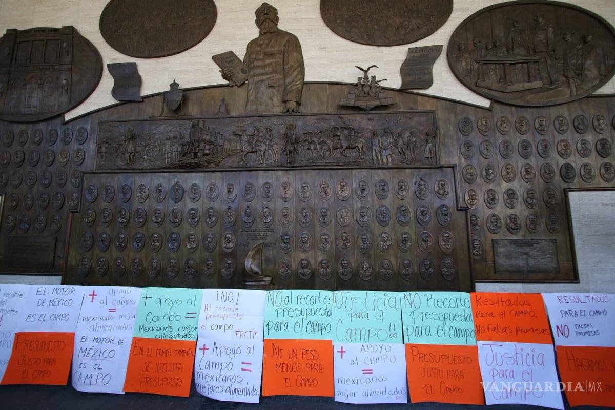 $!Campesinos encierran a diputados y trabajadores en San Lázaro