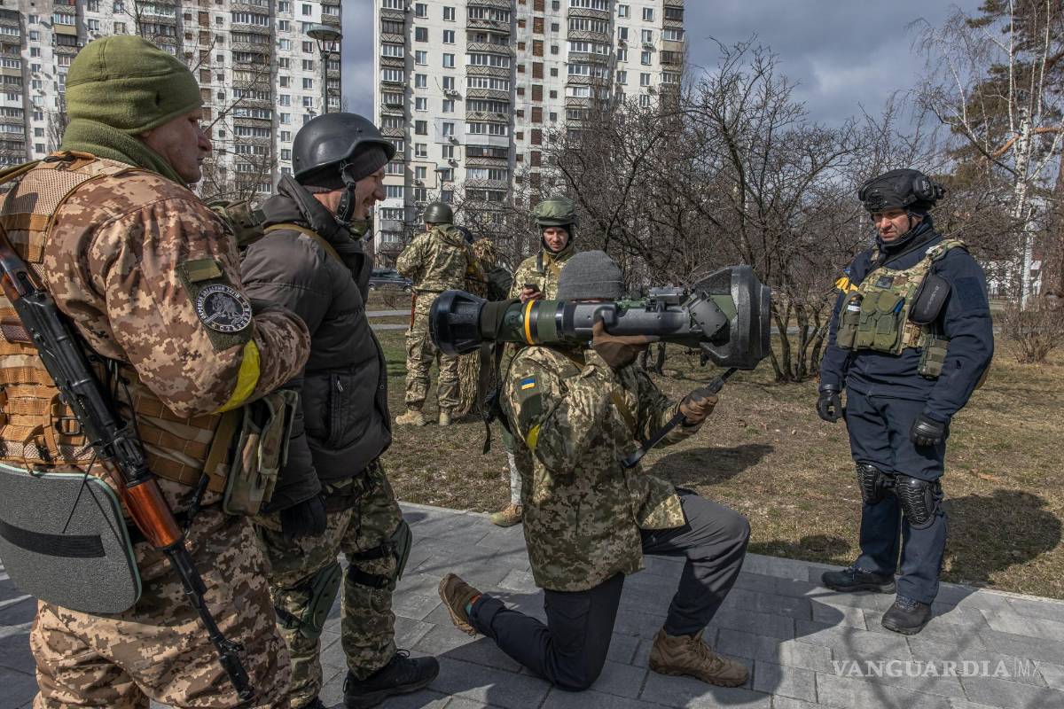 $!Un miembro de las Fuerzas de Defensa Territorial aprendiendo a usar un misil Javelin durante una sesión de entrenamiento en Kiev, Ucrania.