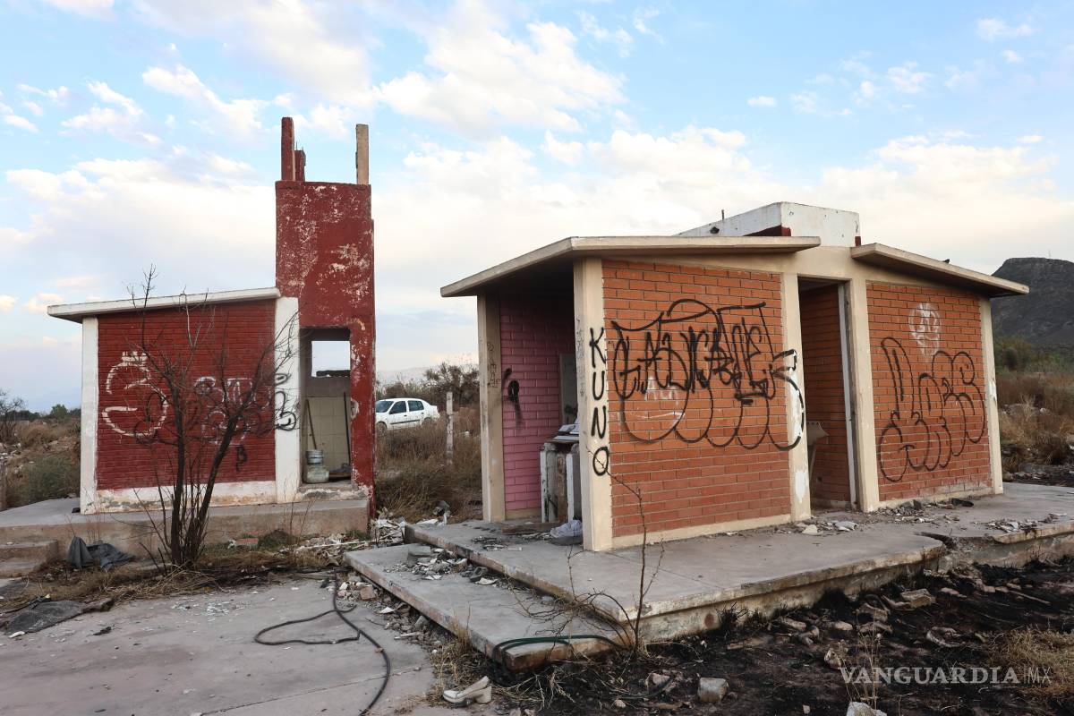 $!En la colonia Saltillo 2000, los vecinos se quejan de que existe una escuela en ruinas, la cual se ha convertido en un lugar de reunión para drogadictos y alcohólicos.