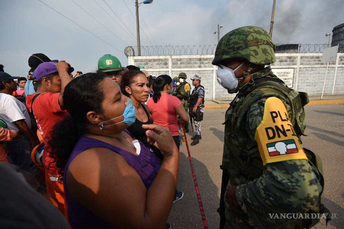 $!Familiares claman por información afuera de Pajaritos tras explosión