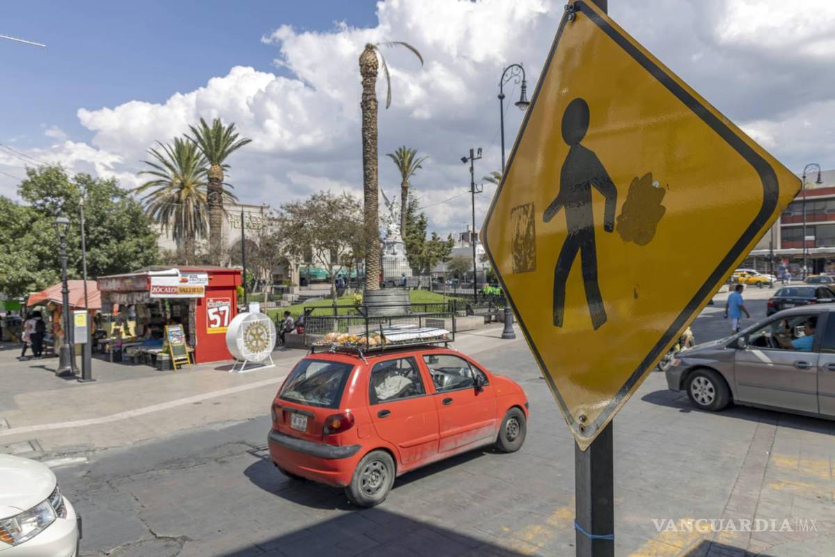 $!Los puentes peatonales no ayudan a que ciudadanos crucen de manera sencilla y segura. Una de las oficinas federales para atención a personas de la tercera edad se ubica en uno de los puntos más críticos para los ciudadanos de a pie.