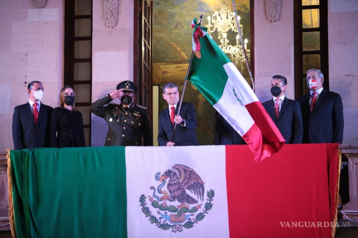 Reconoce Miguel Riquelme a médicos en el Grito de Independencia en Coahuila