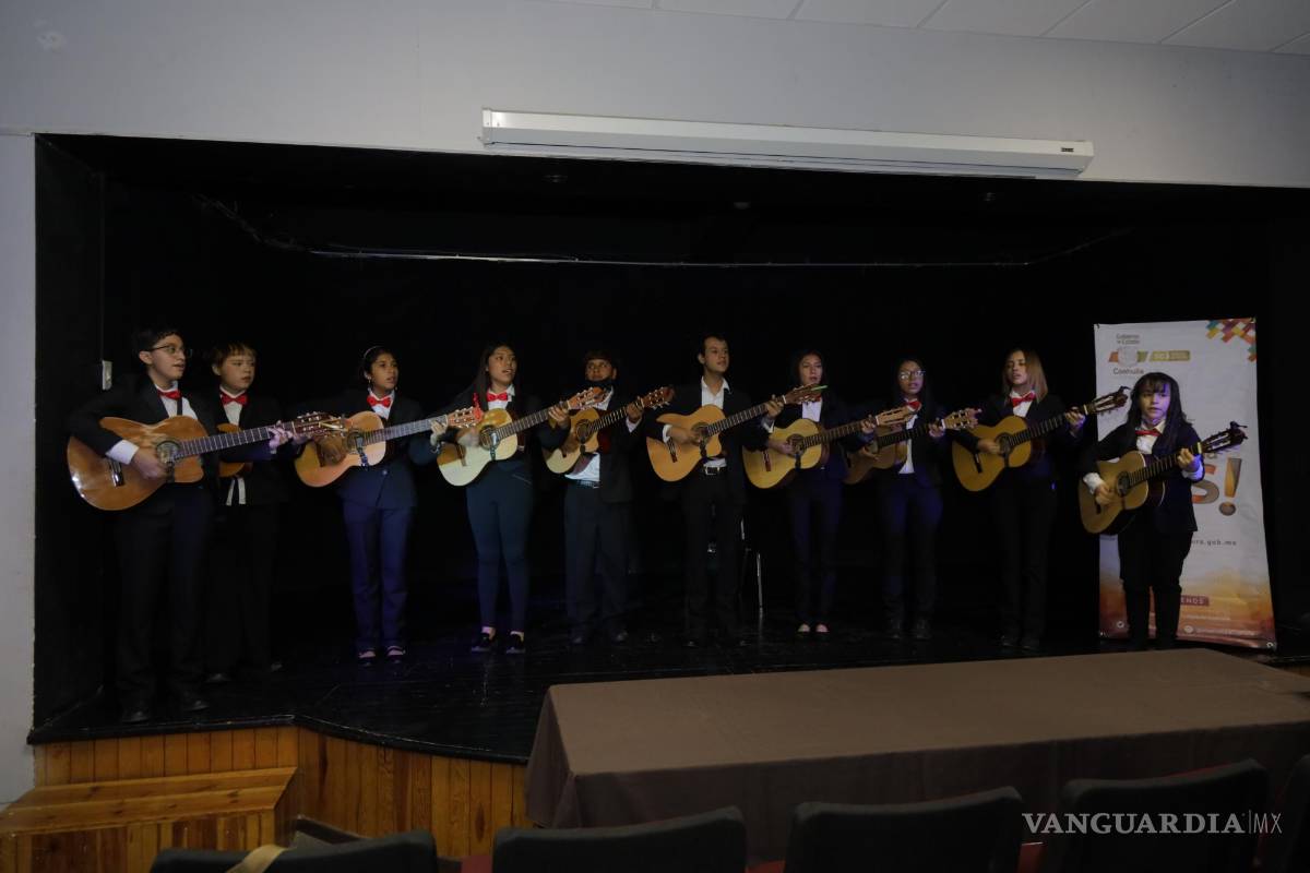 $!Festival Nacional de Rondallas de Saltillo inicia actividades rindiendo homenaje a Vicente Fernández