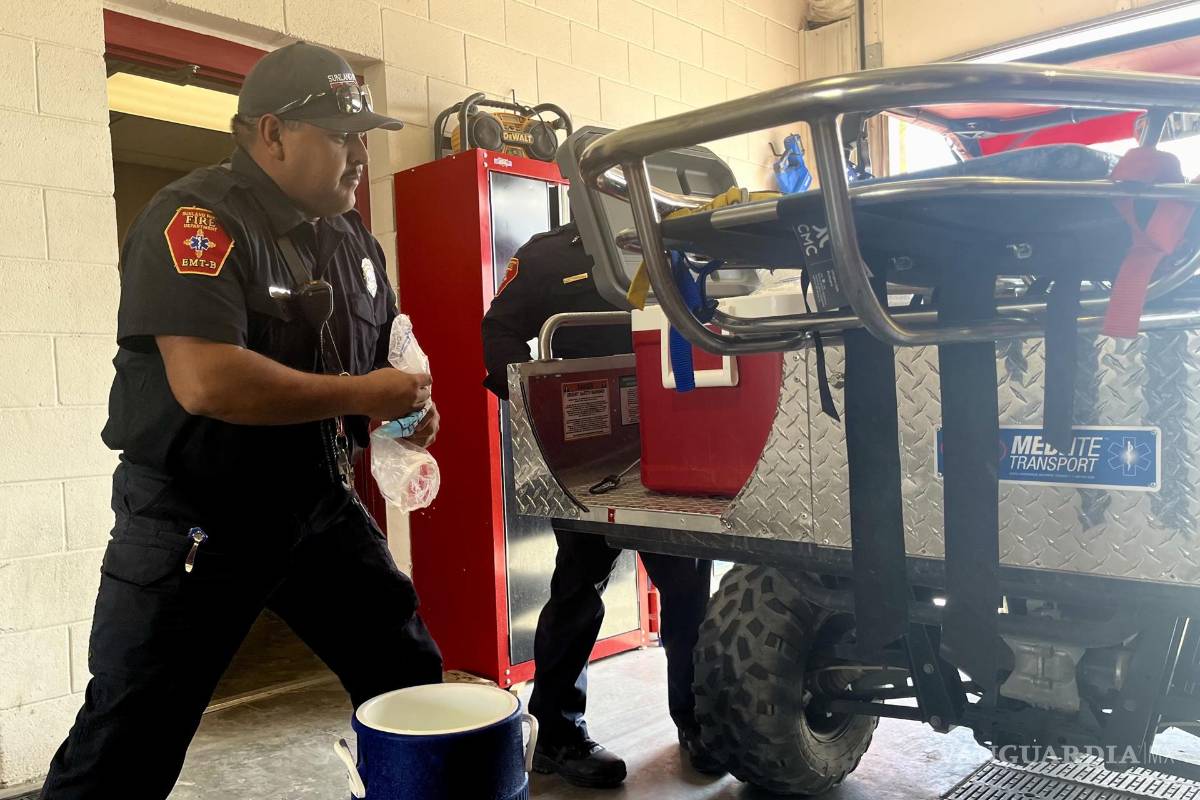 $!Un bombero de la estación de Sunland Park, vacía bolsas de hielo en contenedores, que usan para atender a migrantes que sufren de insolación tras cruzar la frontera.