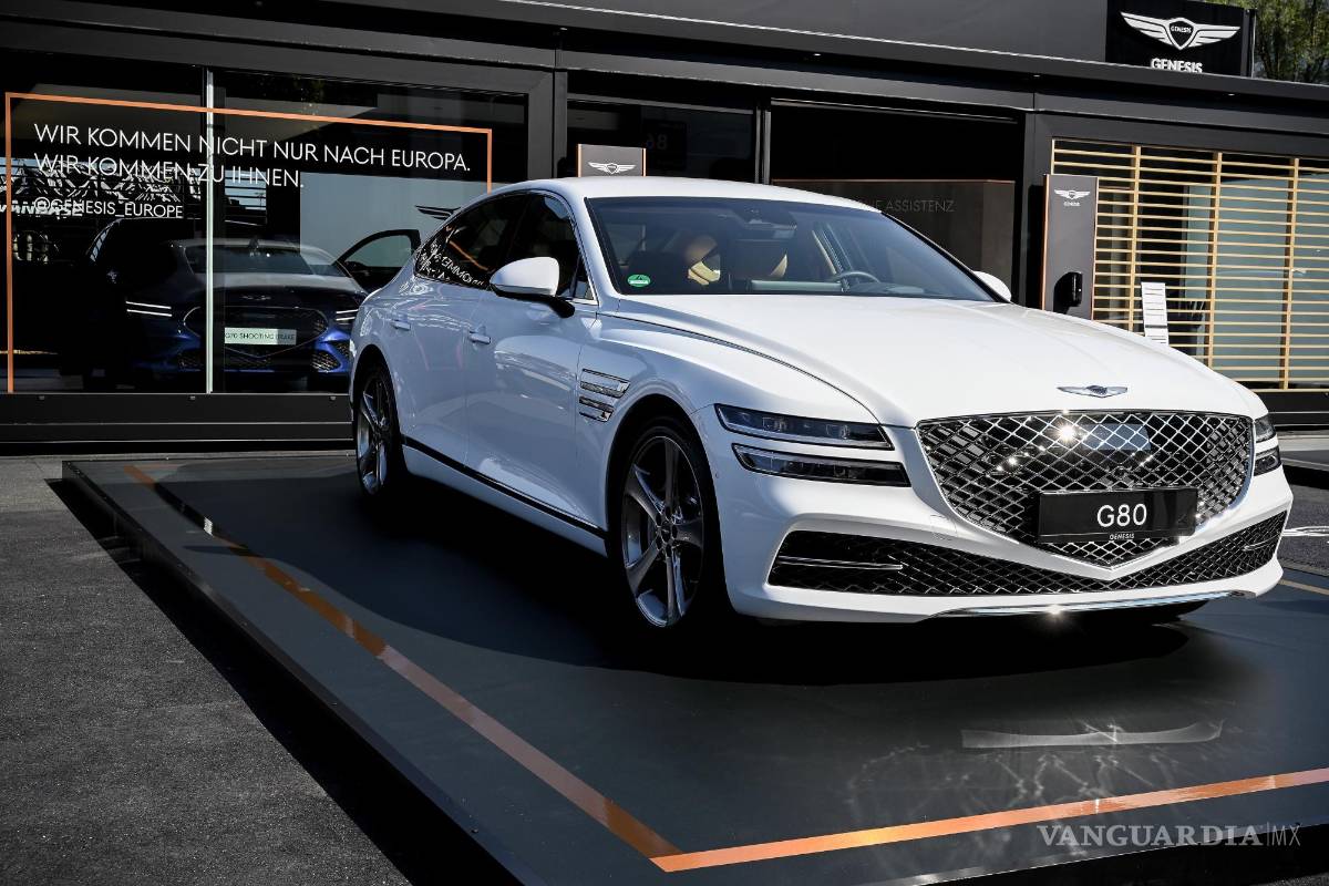 $!El Genesis G80 en exhibición en el primer día de vista previa para la prensa del Salón Internacional del Automóvil IAA en Munich, Alemania. EFE/EPA/Sascha Stenbach