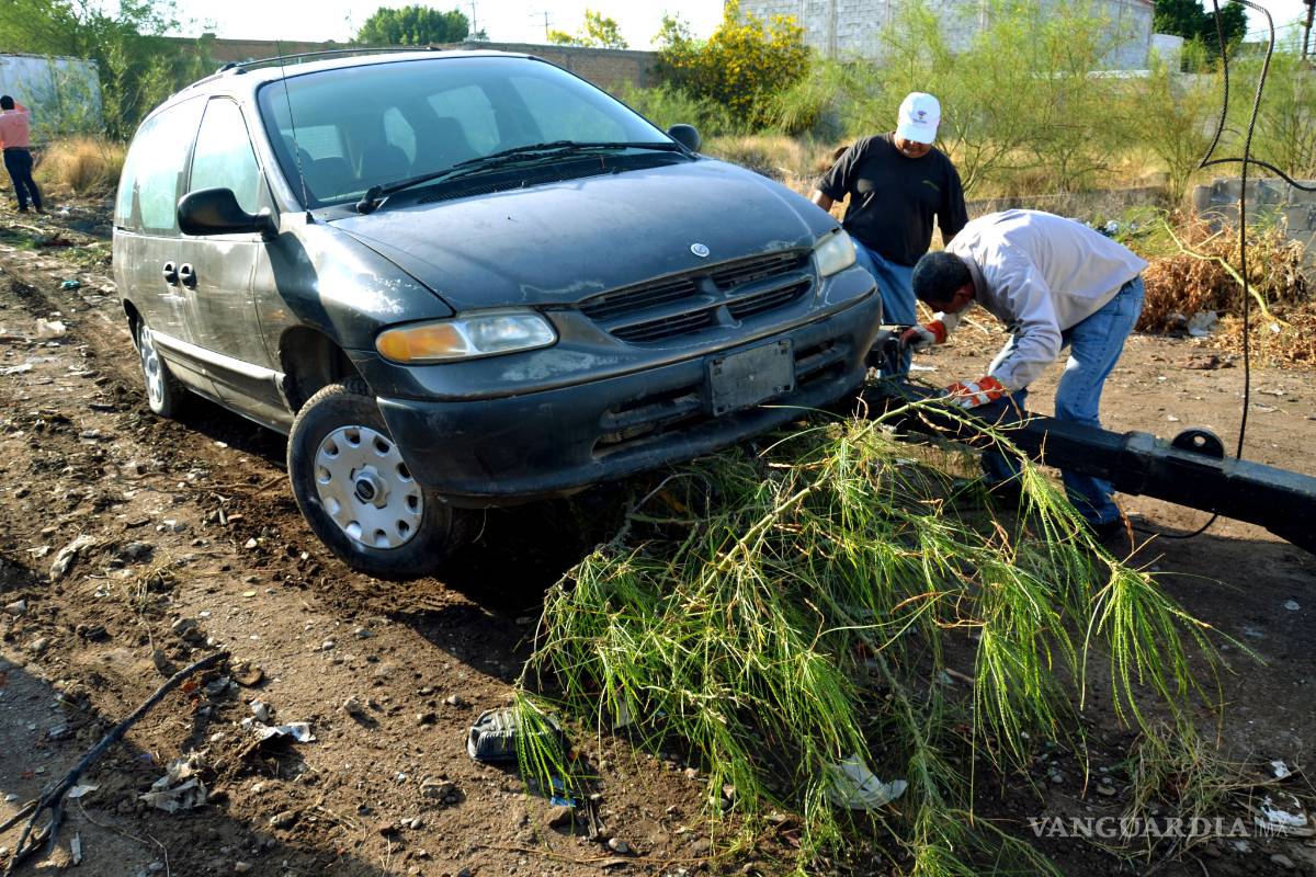 En Torreón retiran de vialidad abandonada vehículos chatarra y mucha basura