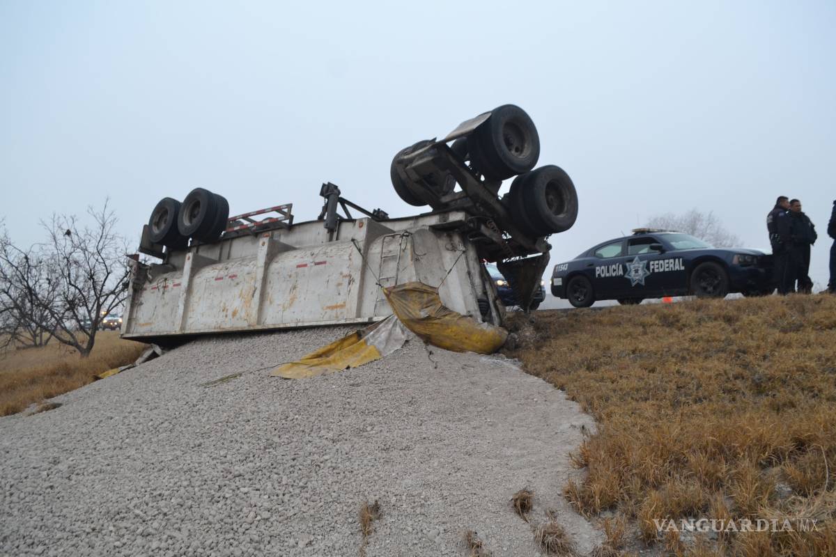 Vuelca tráiler con dos semirremolques