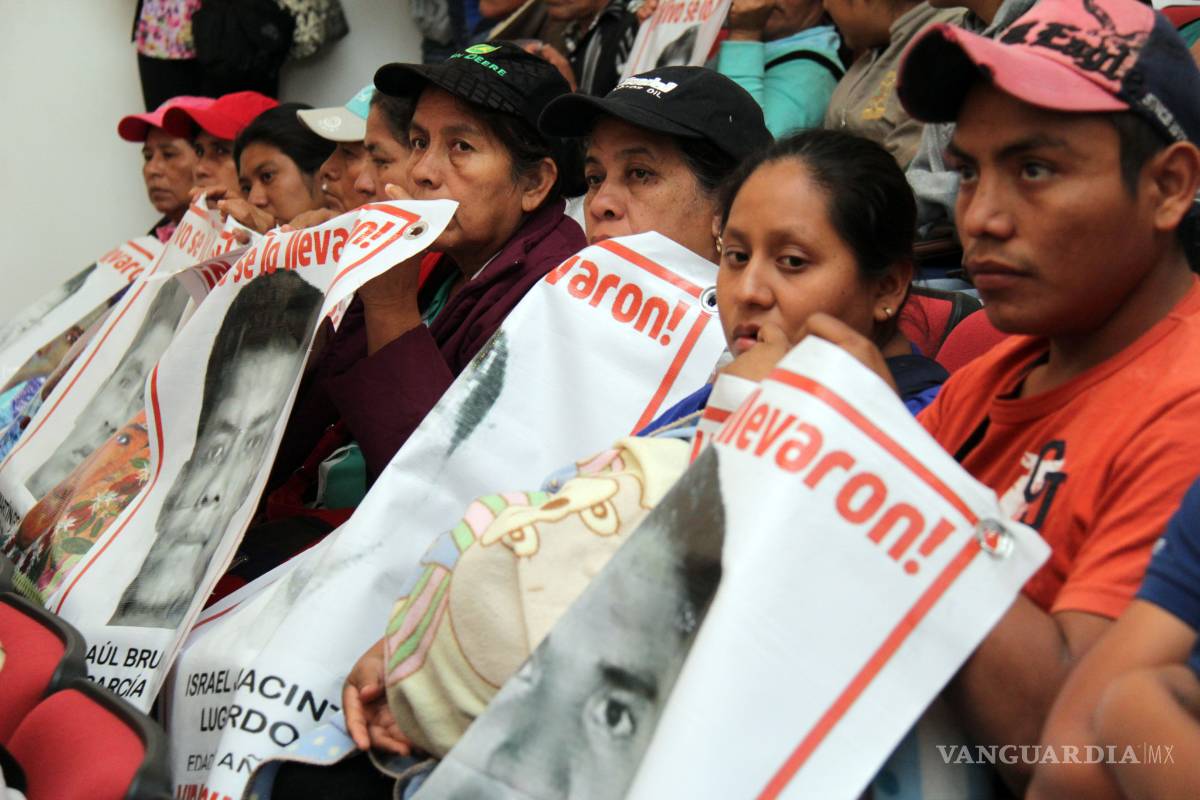 Padres de los 43, aún no concretan audiencia con el Papa
