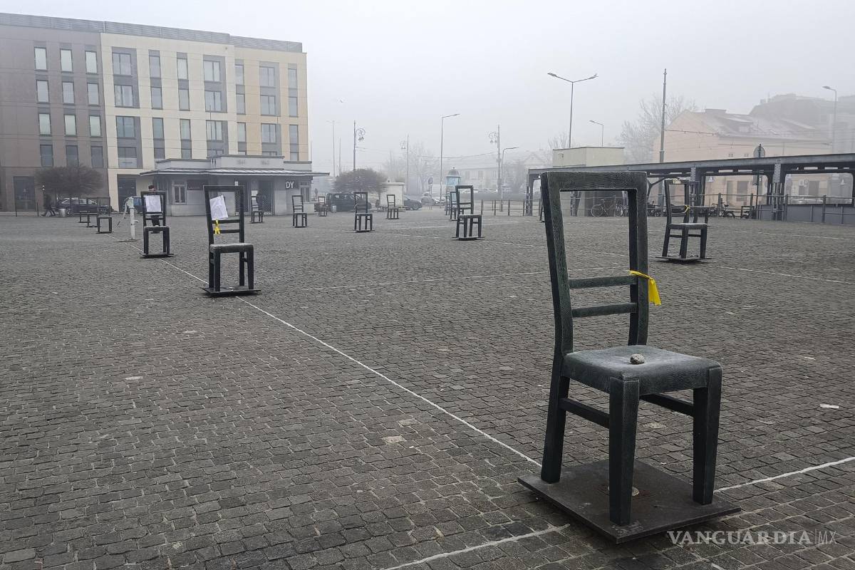 $!Plaza de los Héroes del Gueto, en Cracovia , Polonia, con varias filas de sillas metálicas como instalación artística que simboliza el saqueo de las casas de judíos.