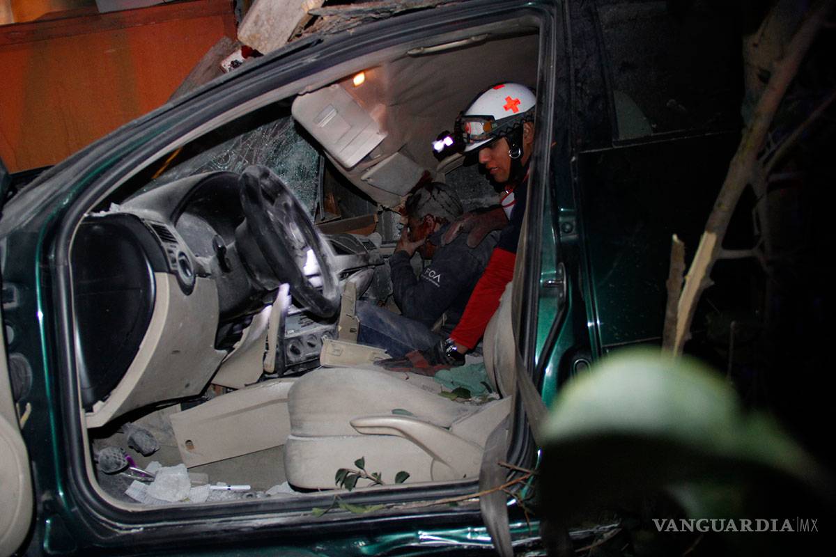 $!Jóvenes chocan y terminan metiéndose en una casa en Saltillo