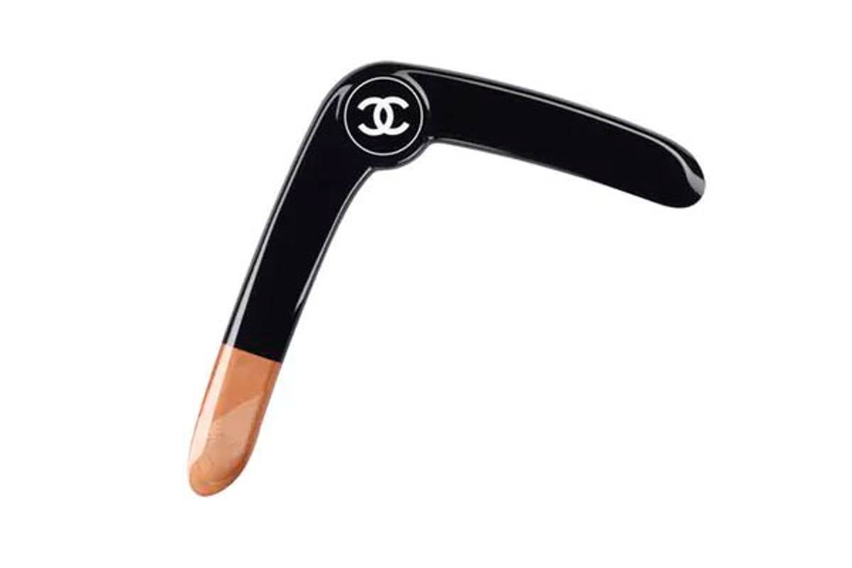 Estallan contra Chanel por vender un costosisímo boomerang