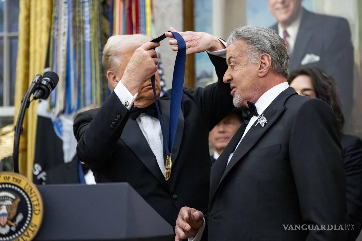 $!Donald Trump, coloca una medall al actor y homenajeado del Centro Kennedy 2025, Sylvester Stallone, durante una ceremonia en la Oficina Oval.