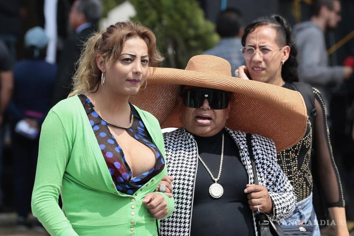 $!Familiares, amigos e integrantes de la comunidad trans en un acto simbólico de colocación de la primera piedra para la construcción del Mausoleo Tiresias.