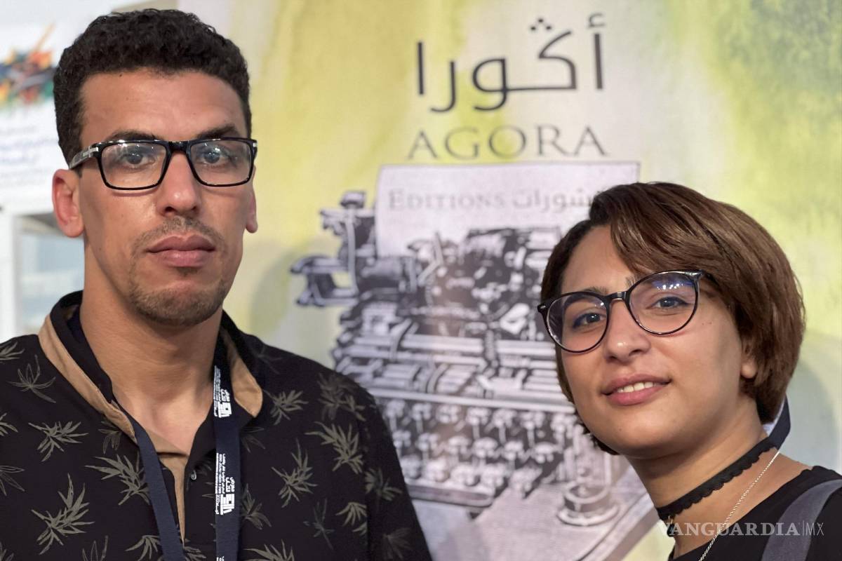 $!La escritora Fatima Ezzahra Amezgar posa junto al director de la editorial Agora, Yusuf Guermah.