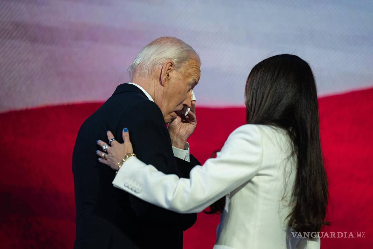 $!Ashley Biden abraza a su padre, el presidente estadounidense, Joe Biden, mientras se seca las lágrimas en la Convención Nacional Demócrata en Chicago, Illinois.