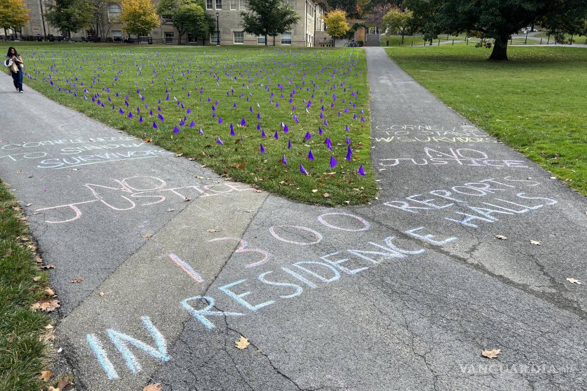 $!Mensajes en el claustro de la Universidad de Cornell, que debate una moción de falta de confianza en la dirección del centro por su gestión del caso de violación grupal de una estudiante cometido por otros siete jóvenes en una fraternidad.