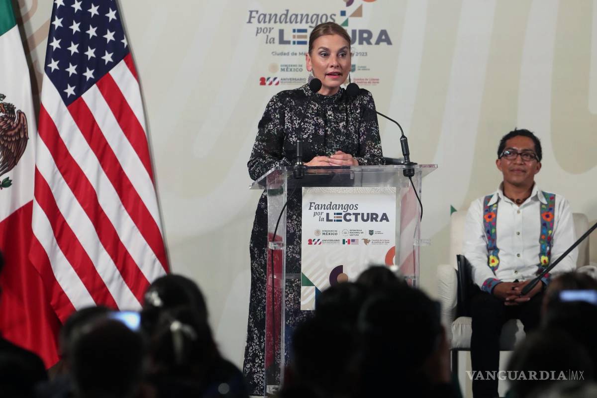 $!La presidente del Consejo Asesor Honorario de la Coordinación Nacional Memoria Histórica y Cultural de México, Beatriz Gutiérrez Müller, habla durante su participación en un fandango por la lectura celebrada en el Palacio Nacional.