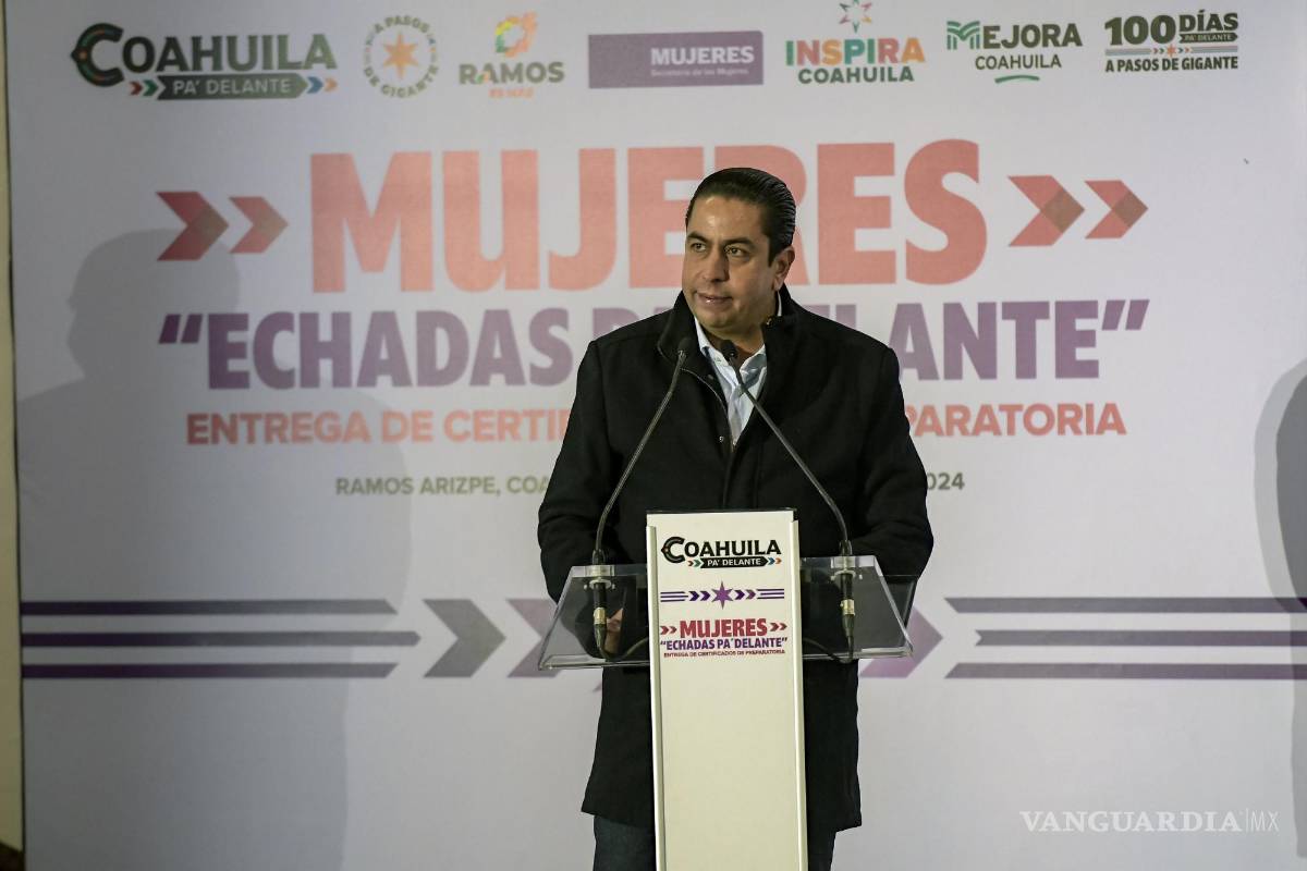 $!El alcalde José María Morales Padilla reconoce el esfuerzo y dedicación de las mujeres de Ramos Arizpe que lograron cumplir sus sueños educativos.