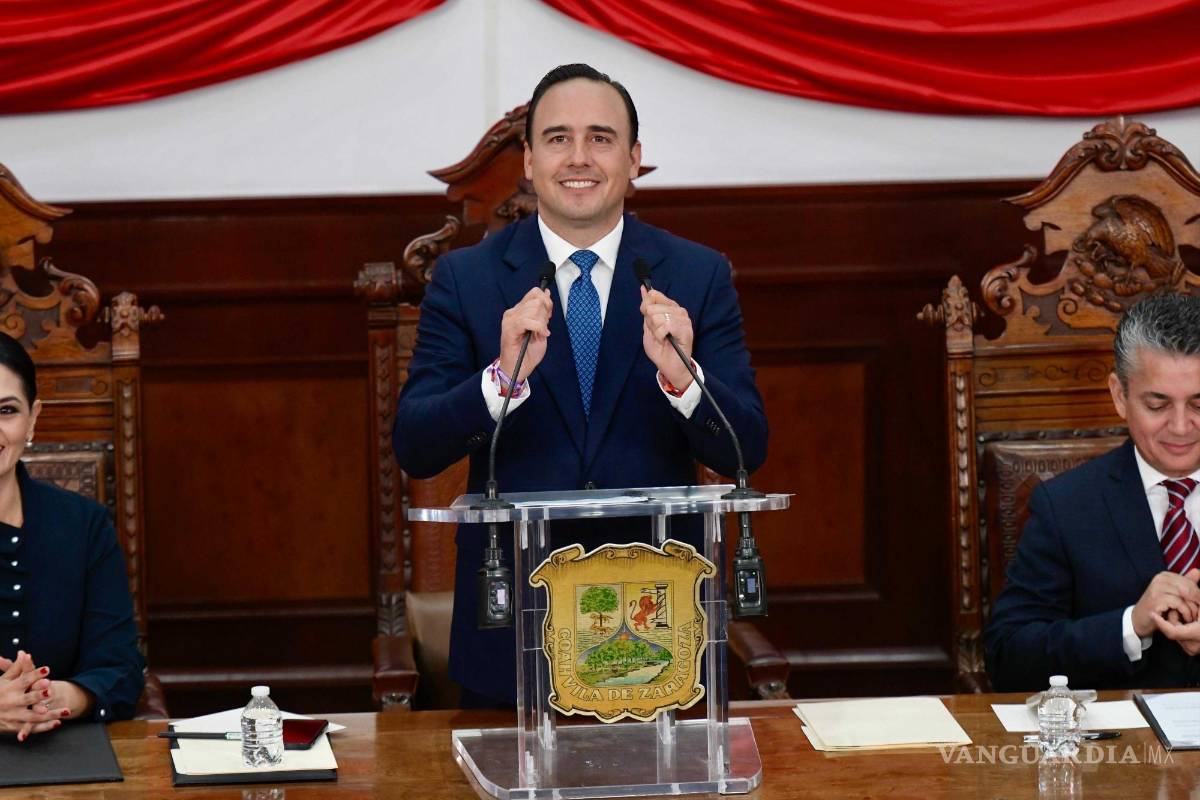 $!Manolo Jiménez Salinas al frente del Congreso durante su primer informe, subrayando la importancia de la unidad y el trabajo conjunto en su gestión.