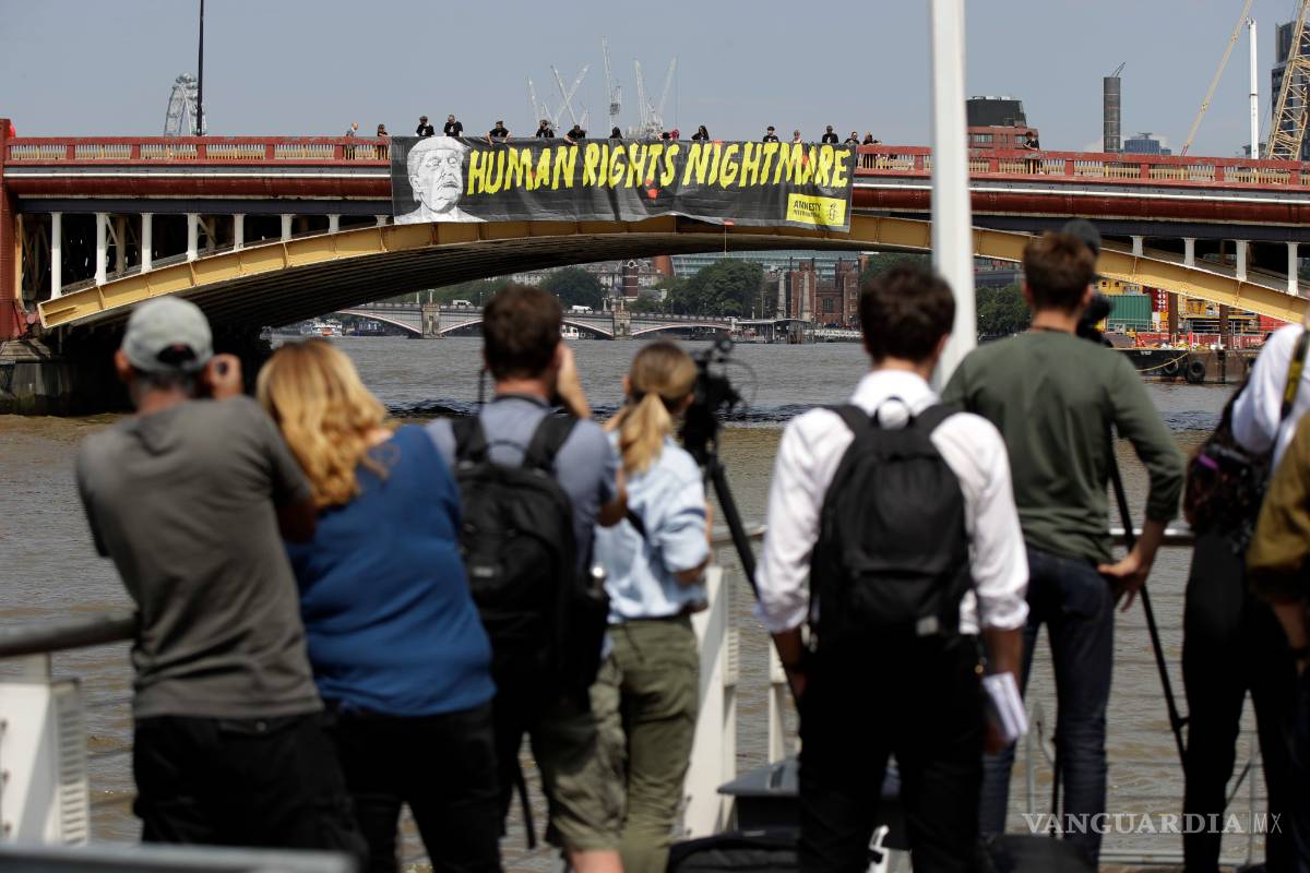 $!Exhibe Amnistía Internacional en Londres la pancarta "Trump, pesadilla de los derechos humanos”