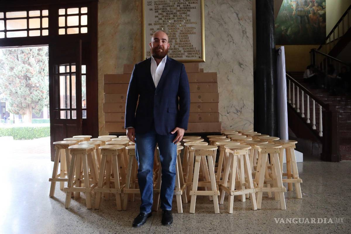 $!El director mostró los bancos adquiridos con los fondos del evento de Informe de Actividades, beneficiando directamente a los estudiantes.