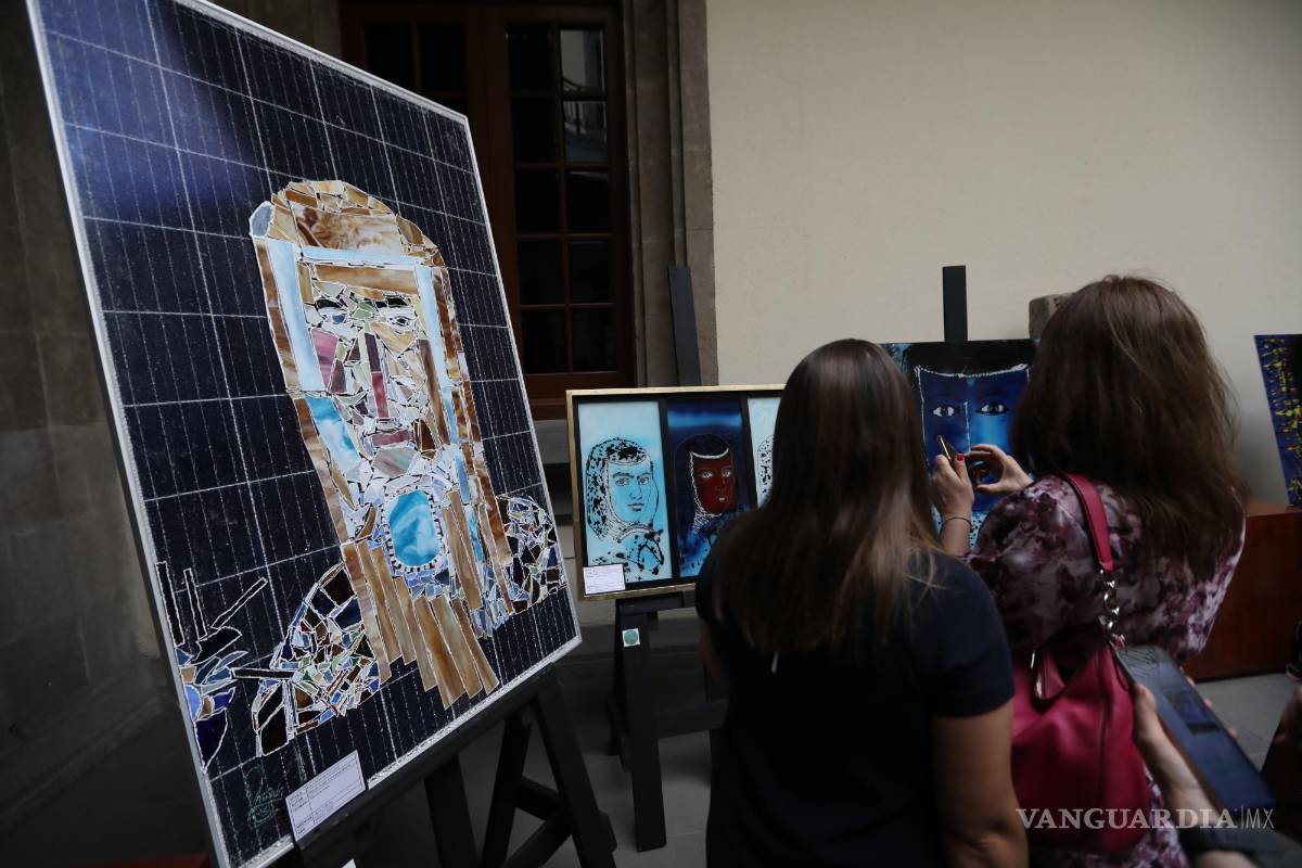 $!Varias personas acuden a la inauguración de la exposición 33 Sor Juanas y mil hombres necios, en Ciudad de México (México).