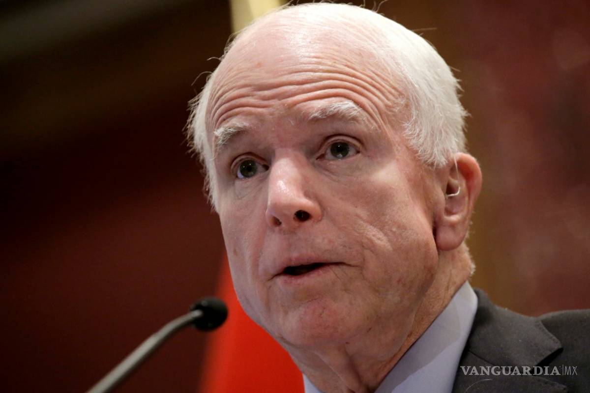 McCain ve ciberataques rusos como amenaza, choca con Trump