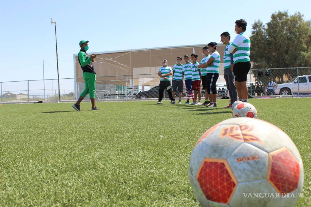 $!Pronnif realiza clínicas en Viesca con ayuda del Santos Laguna
