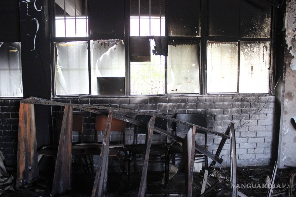 $!Pandilleros incendian biblioteca de Secundaria de Saltillo; pérdidas ascienden a 200 mil pesos