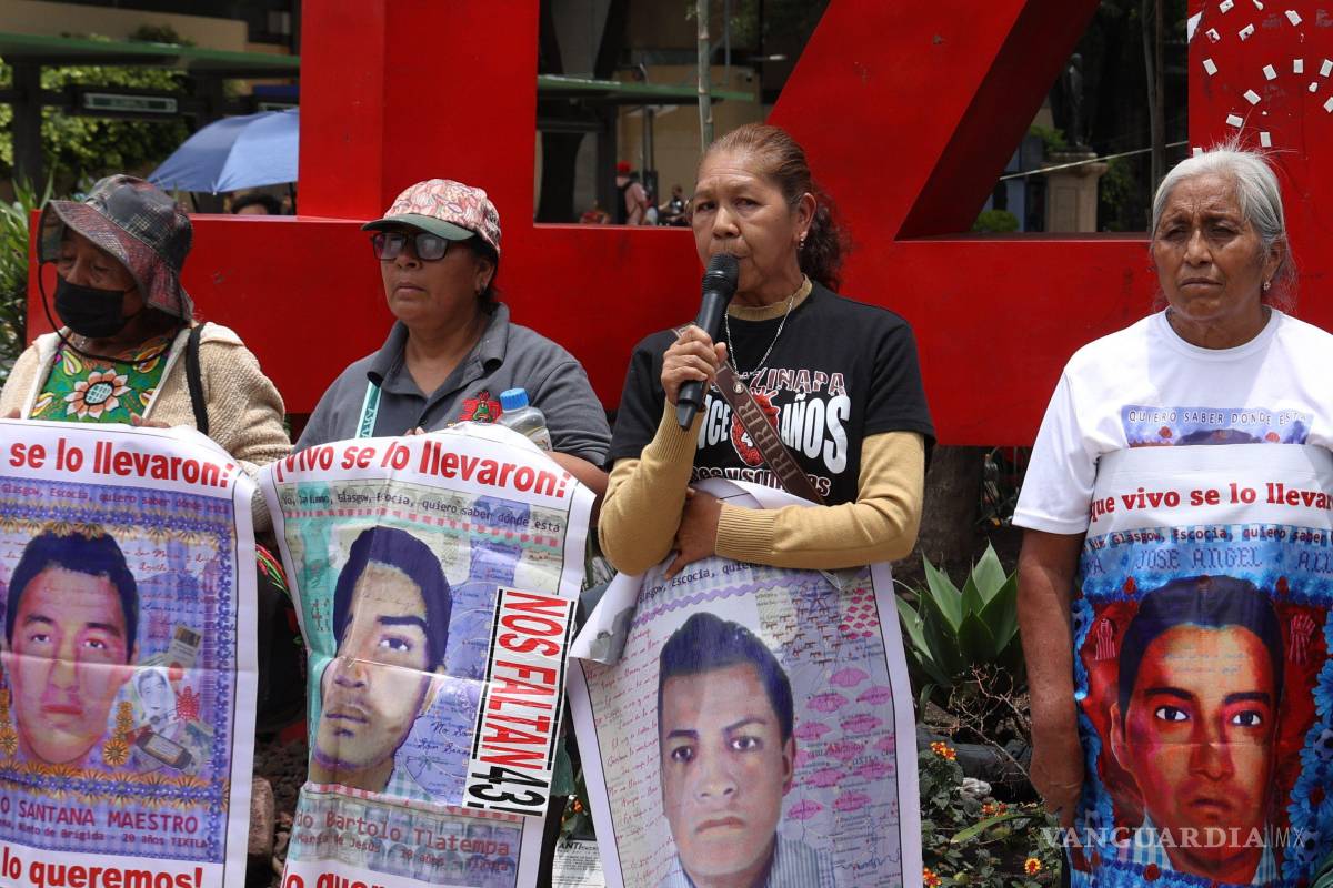 $!CIUDAD DE MÉXICO, 12JUNIO2026.- Padres y madres de los 43 normalistas de Ayotzinapa ofrecieron conferencia de prensa en el antimonumento +43 para declarar que no sostendrán reuniones con gobierno tras el cerco policial que impidió el arribo de camiones con estudiantes y compañeros normalistas. FOTO: GALO CAÑAS/CUARTOSCURO.COM