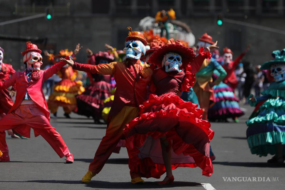 $!Personas participan en las principales avenidas en un desfile en conmemoración del Día de Muertos. EFE/Mario Guzmán