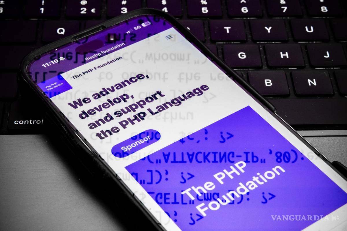 $!El sitio web de The PHP Foundation aparece en un teléfono móvil en Mierlo, Países Bajos, el 21 de octubre de 2026.