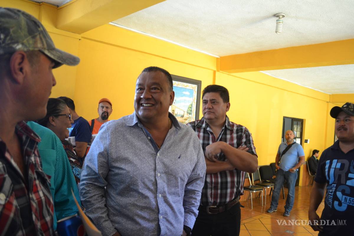 $!UNTA denuncia extorsiones policiacas; toma Presidencia de Ramos Arizpe