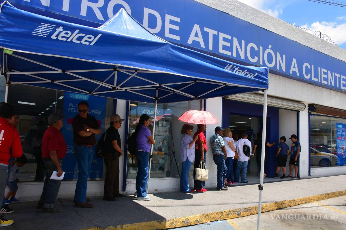 $!Usuarios acudieron a las sucursales incluso antes de que su servicio fuera suspendido, con el objetivo de evitar problemas posteriores.