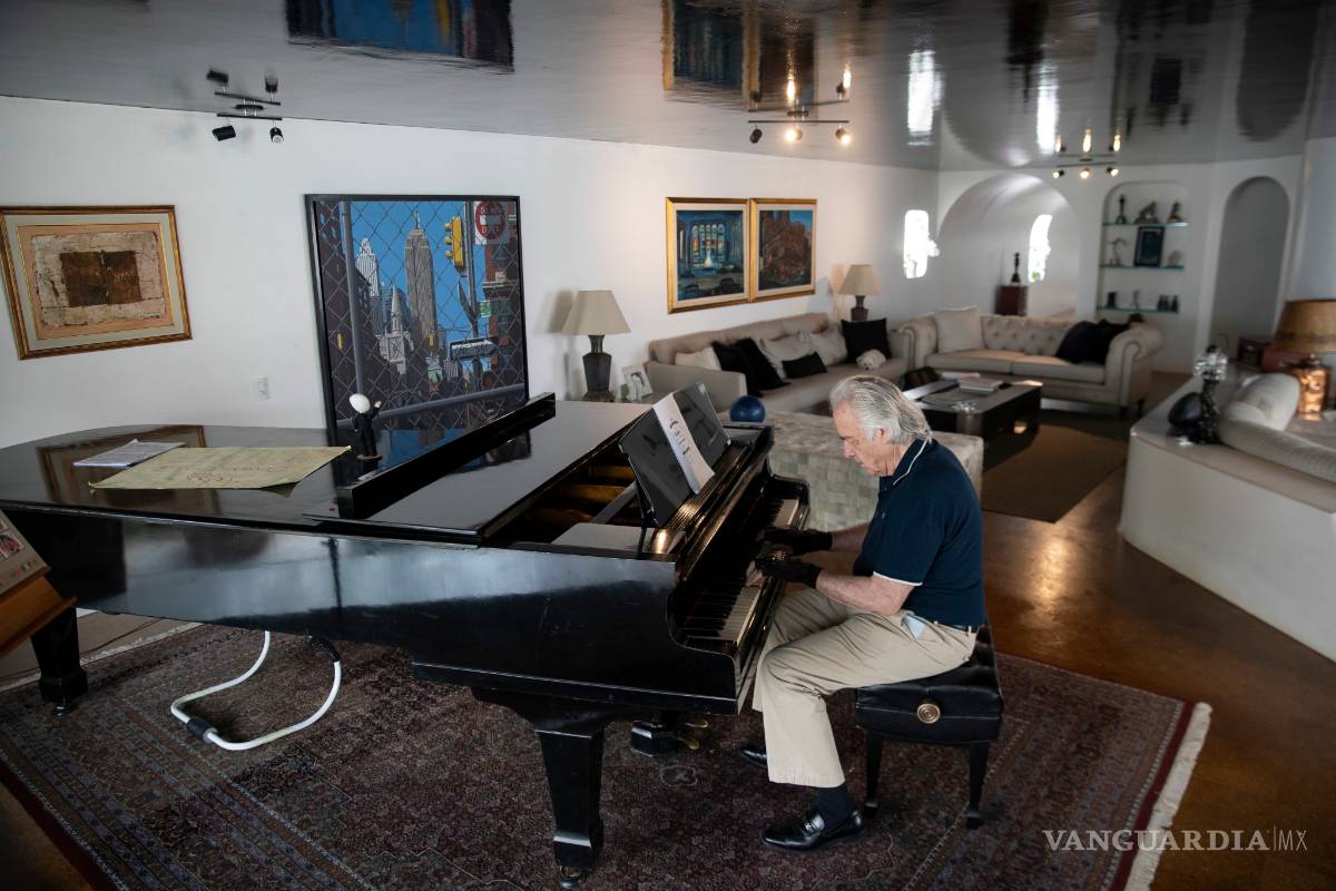 $!João Carlos Martins, un aclamado pianista vuelve a tocar gracias a unos guantes “mágicos”