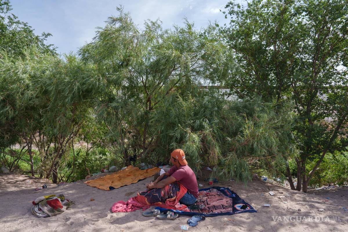 $!Jorge Gómez, de 34 años, de Honduras, descansa cerca de la frontera entre Estados Unidos y México en Ciudad Juárez, México-