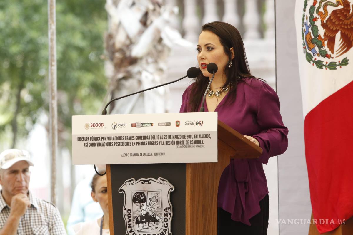 $!La señora Silvia Garza Villarreal en su discurso durante la disculpa pública. A un costado, los rostros de su padre y su hermano que desaparecieron cuando intentaron regresar a Allende.