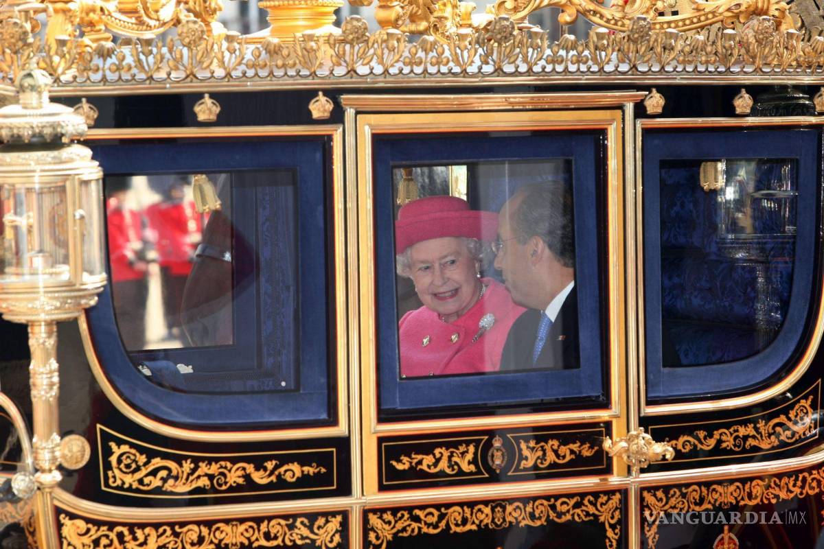 $!La Reyna Isabel II, Felipe Calderón Hinojosa, ex presidente de México y su esposa, Margarita Zavala; durante la ceremonia de bienvenida por por su visita de estado.
